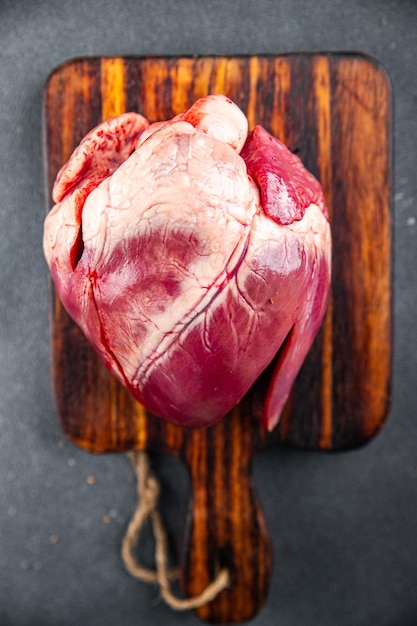 rauw hart orgaanvlees varkensvlees of rundvlees maaltijd eten snack op tafel kopie ruimte voedsel achtergrond rustieke top
