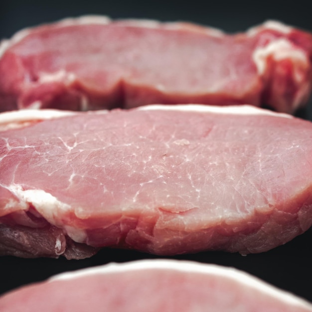 Rauw kalfsvlees filet op donkere achtergrond Close up