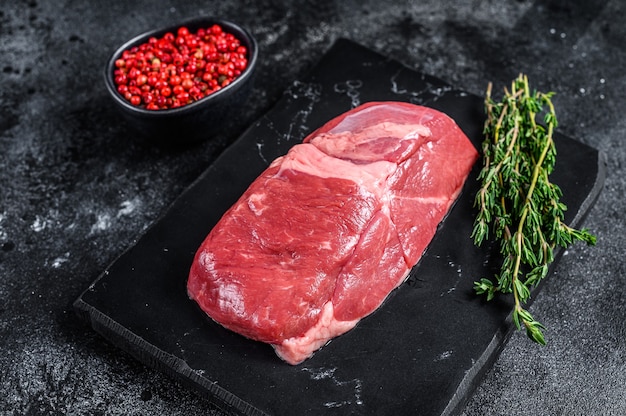 Rauw kalfsvlees steak filet op een marmeren bord