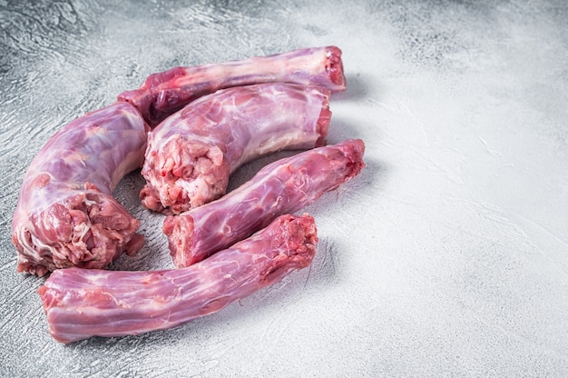 Rauw kalkoennekvlees op een slagerstafel