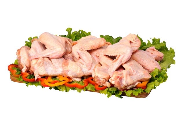 Rauw kippenvlees op snijplank op witte achtergrond.
