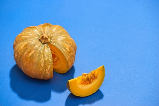 Rauw pompoenvlees in geïsoleerd op blauw