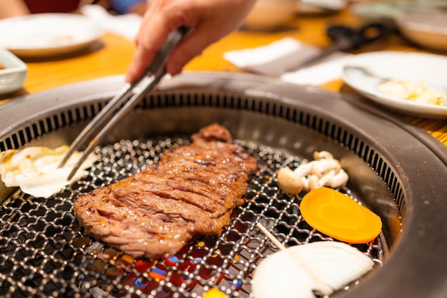 Rauw rundvlees en varkensvlees op de grill voor barbecue