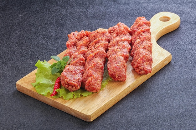 Rauw rundvlees kebab gehakt voor grill