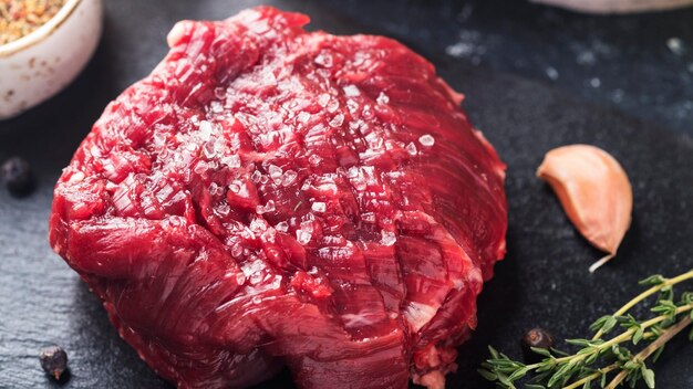 Rauw rundvlees klaar om te koken Rauw vlees steak