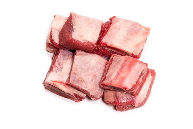 Rauw rundvlees ribben geïsoleerd op een witte ondergrond. Bovenaanzicht.
