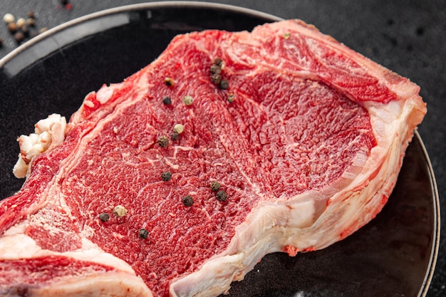 Rauw rundvlees steak vlees vers lekker eten gerecht heerlijke gourmet eten achtergrond op de tafel rustiek eten top view kopieer ruimte keto en paleo dieet
