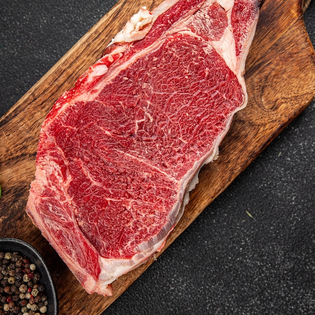 Rauw rundvlees steak vlees vers lekker eten gerecht heerlijke gourmet eten achtergrond op de tafel rustiek eten top view kopieer ruimte keto en paleo dieet