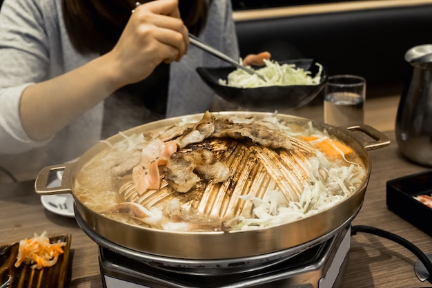 Rauw rundvleesplak voor barbecue of Japanse stijlyakiniku