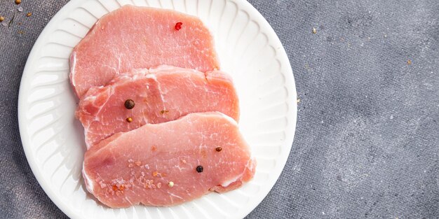 rauw varkensvlees plakje gesneden biefstuk verse maaltijd voedsel snack op tafel kopieer ruimte voedsel achtergrond rustiek