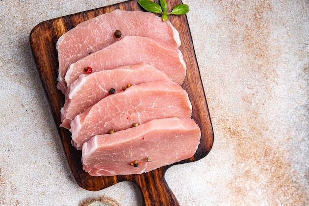 rauw varkensvlees vlees gesneden plakje biefstuk vers maaltijd voedsel snack op tafel kopieer ruimte voedsel achtergrond rustiek