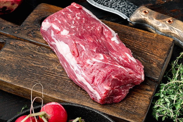 Rauw vers gemarmerd vlees black angus steak set, Filet mignon ossenhaas gesneden, op houten snijplank, op zwarte stenen tafel