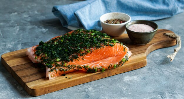 rauw vers stukje zalm op de snijplank