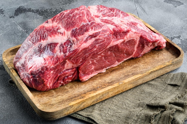 Rauw vers vlees Ribeye steak entrecote van Black Angus Prime vlees op grijze stenen achtergrond