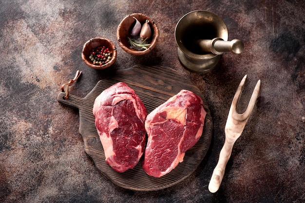 Rauw vers vlees Ribeye Steak hartvorm kruiden en vijzel