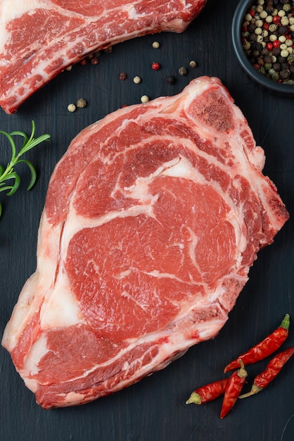 Rauw vlees biefstuk Black angus prime vlees set ribeye striploin tbone steaks op snijplank