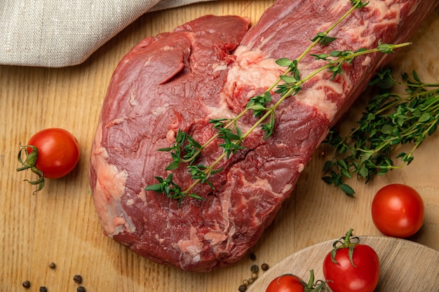 Rauw Vlees Gesneden Stukjes Rundvlees Met Specerijen En Kruiden Op Een Houten Bord
