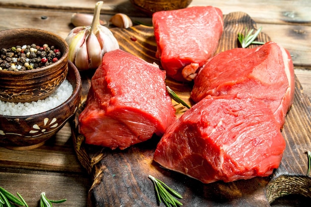 Rauw vlees Gesneden stukjes rundvlees met specerijen en kruiden