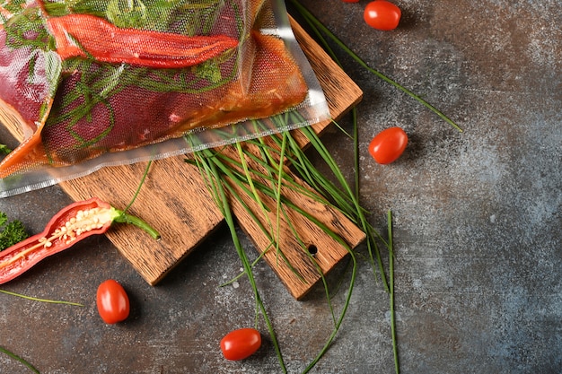 Rauw vlees met ingrediënten voor het koken, bovenaanzicht