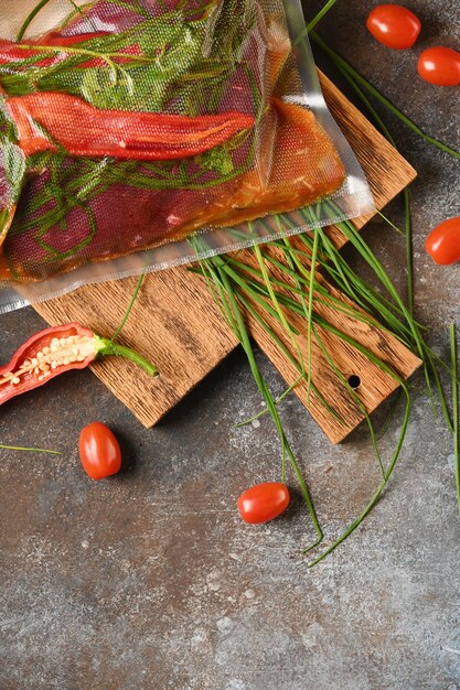 Rauw vlees met ingrediënten voor het koken, bovenaanzicht