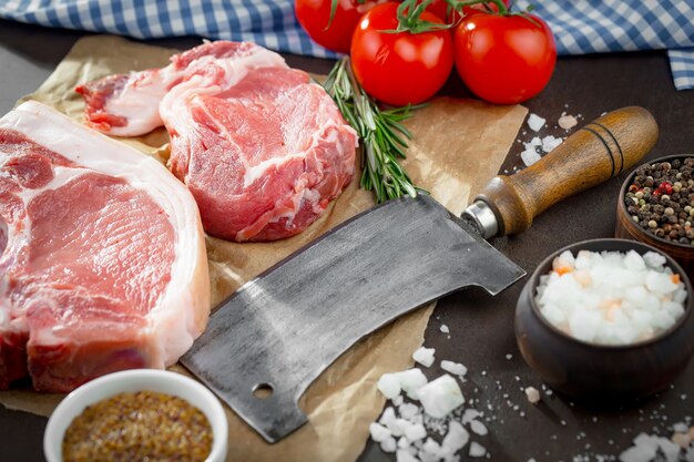 Rauw vlees met kruiden in een compositie met keukenaccessoires