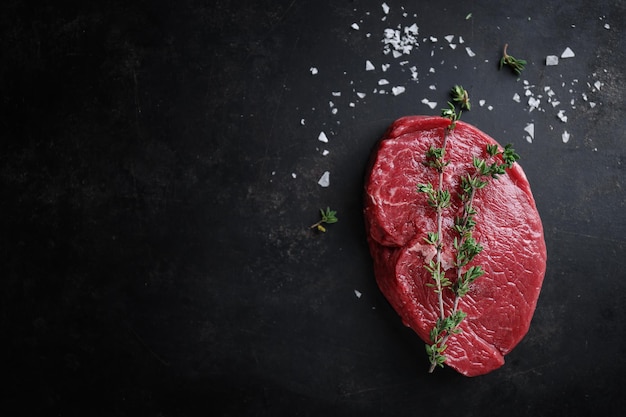 Rauw vlees met specerijen en kruiden op tafel