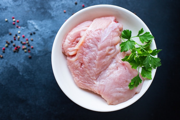 Rauw vlees of kip van kalkoenfilet klaar om te koken en te eten