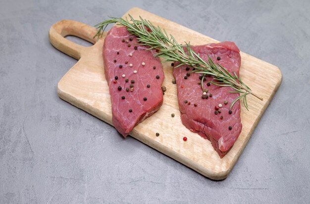 Rauw vlees rib eye steak op snijplank. Biefstukfilets koken