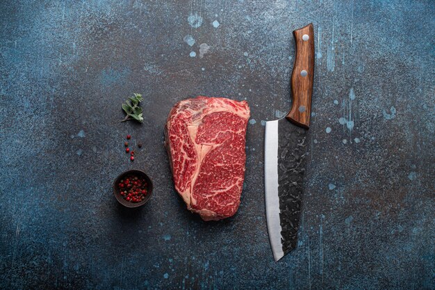 Rauw vlees rundvlees gemarmerde prime cut steak Ribeye op rustieke betonnen keukentafel