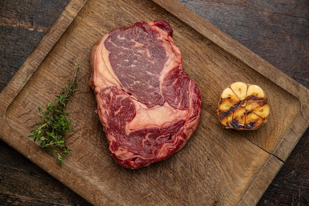 rauw vlees steak op een houten bord in een premium restaurant