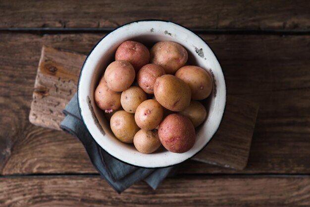 Rauwe aardappelen in een witte kom op de standaard