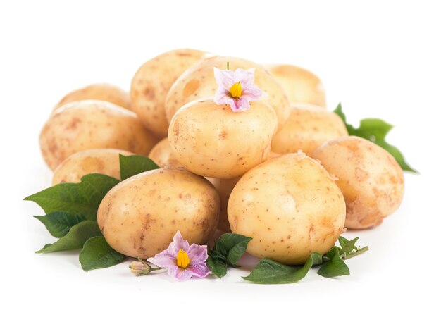 Rauwe aardappelen met bloemen en bladeren geïsoleerd op een witte ondergrond