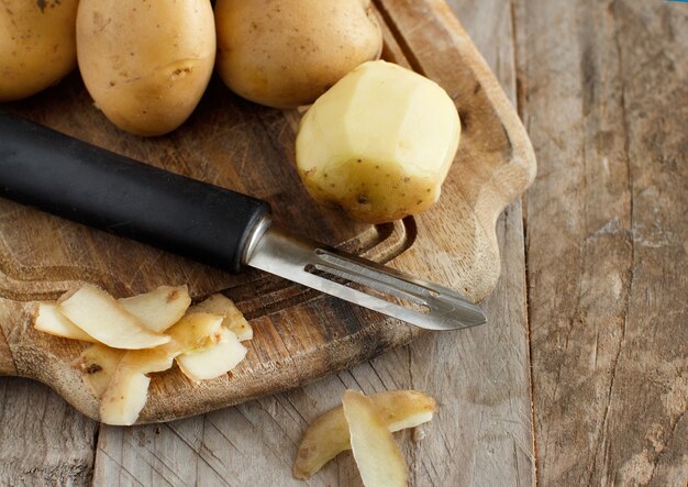 Foto rauwe aardappelen met een dunschiller close-up