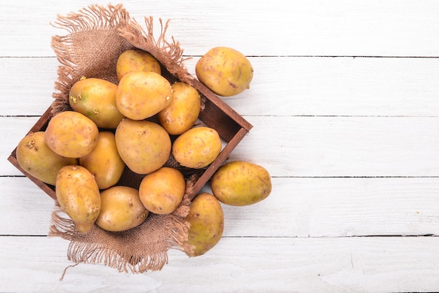 Rauwe aardappelen Op een witte achtergrond Koken Vrije ruimte voor tekst Bovenaanzicht