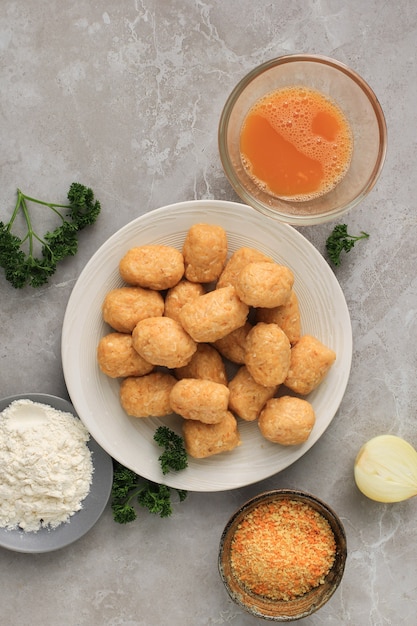 Rauwe arancini/rijstbal na het vormen in een ronde vorm, stap voor het coaten met paneermeel of pankomeel. Kookvoorbereiding in de keuken