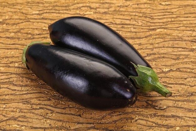 Rauwe aubergine klaar om te koken