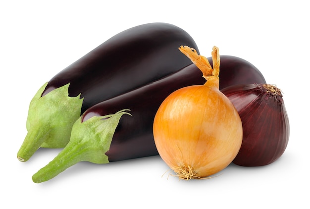 Rauwe aubergines en uien geïsoleerd op witte ruimte