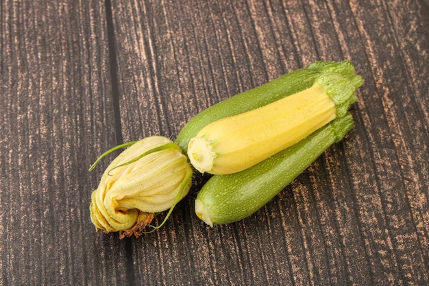 Rauwe baby biologische courgette hoop