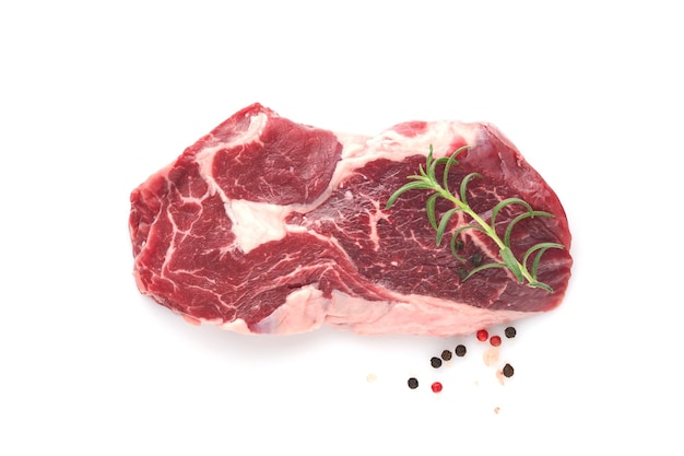 Rauwe biefstuk geïsoleerd op wit Gesneden gegrild vlees steak New York of Ribeye met kruiden rozemarijn en peper op witte achtergrond Bovenaanzicht Mock up