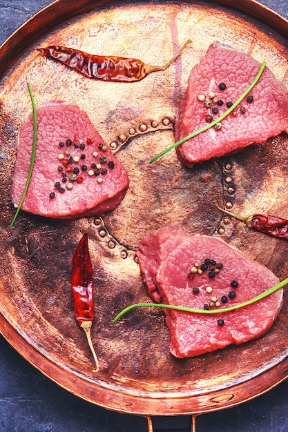 Foto rauwe biefstuk in de pan