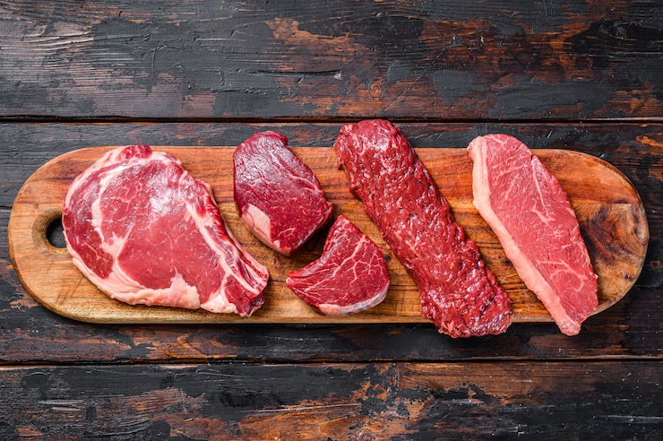 Foto rauwe biefstukfilet mignon, riboog, striploin, rok