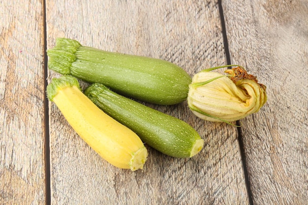 Rauwe biologische baby courgette stapel