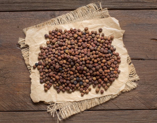 Rauwe biologische roveja bonen op een houten tafel