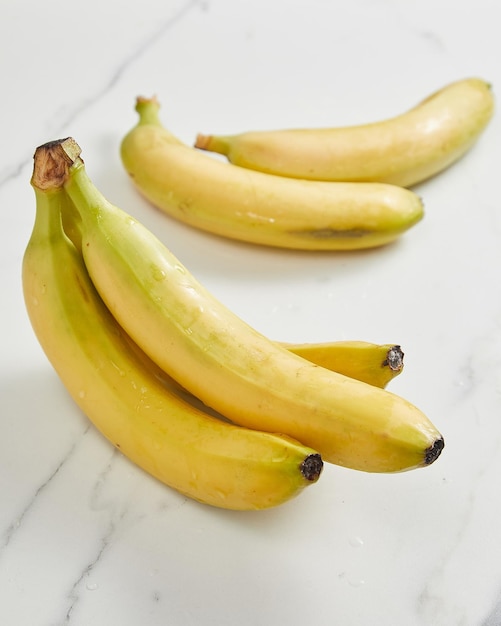 Rauwe biologische tros bananen klaar om te eten