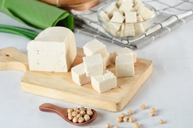 Rauwe biologische vegetarische tofu blokjes op houten achtergrond