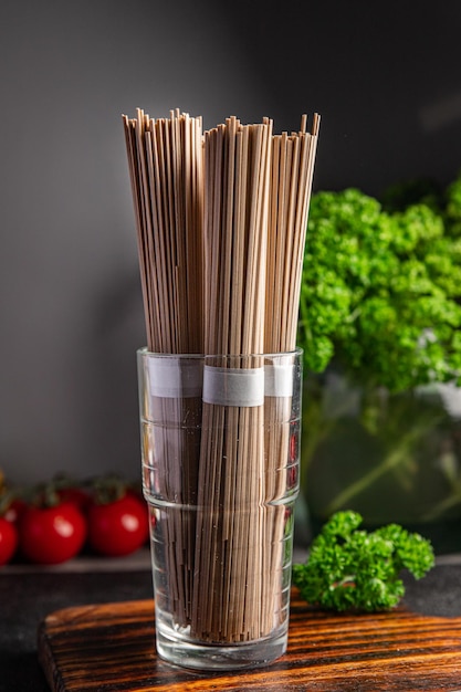 rauwe boekweitnoedels soba Aziatische snack gezonde maaltijd voedsel snack op tafel kopie ruimte voedsel