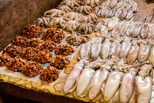 Rauwe calamares en octopussen te koop op de vismarkt