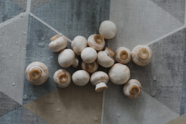 Rauwe champignons champignons op de keukentafel bovenaanzicht voedsel achtergrond