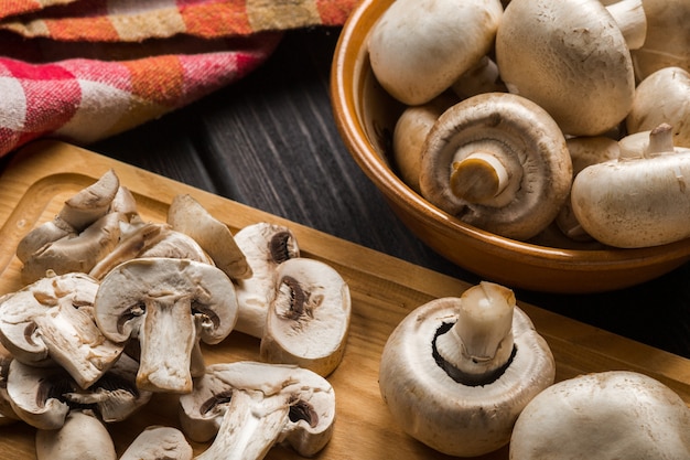 Rauwe champignons op een houten snijplank