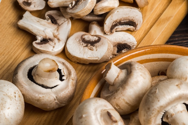 Rauwe champignons op een houten snijplank